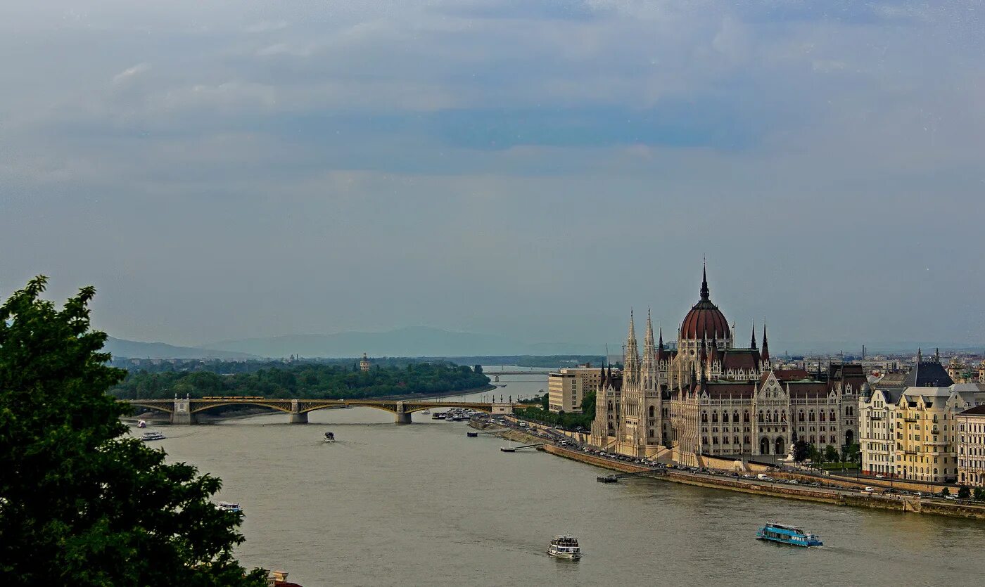 Будапешт prague. Зимний будапешт. Венгрия май. Парк вайдахуняд в будапеште. Венгрия столица будапешт улицы.