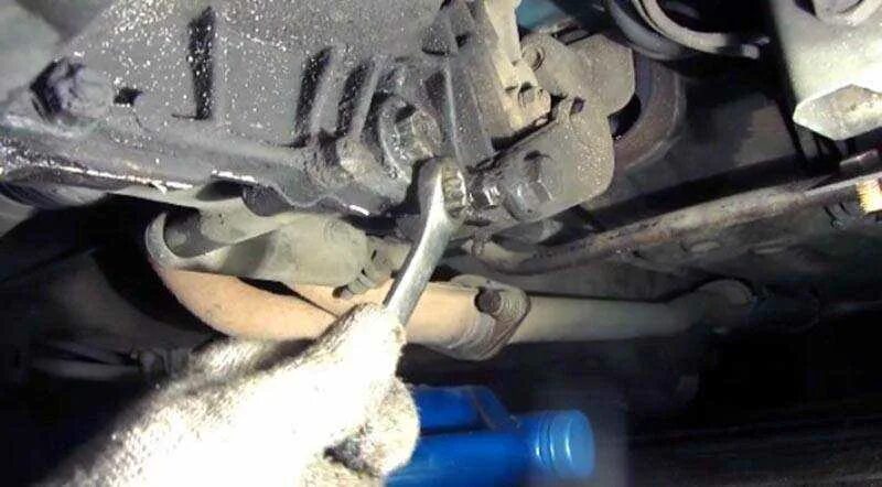 Ваз 2107 заливная пробка коробки передач. Сливная пробка масла кпп ваз 2109. Сапун кпп ваз 2110. Замена масла кпп ваз. Сливная пробка на коробке ваз 2108.