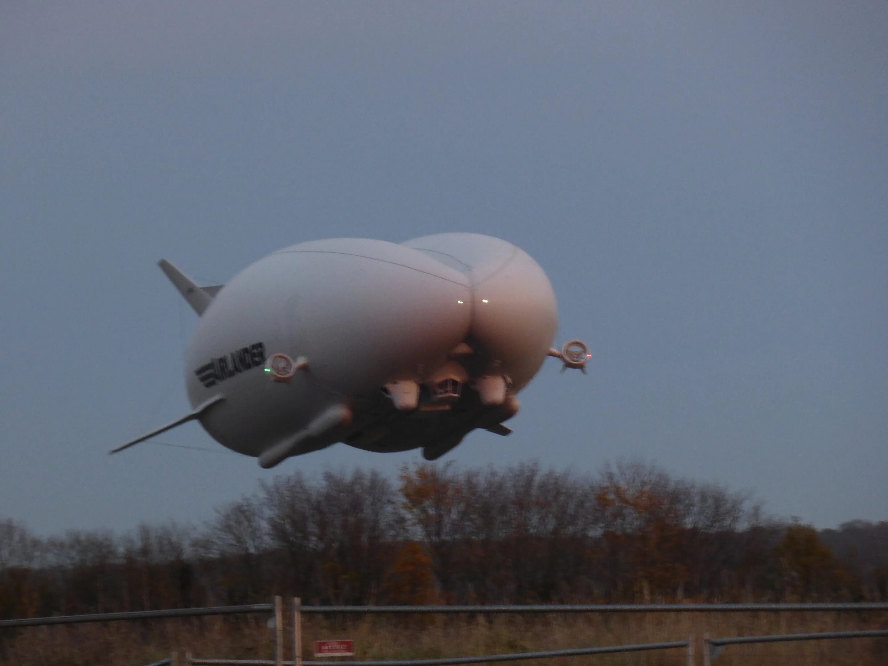 дирижабль airlander 10. самый большой дирижабль в мире. дирижабль airlander. дирижабль. летать зад.