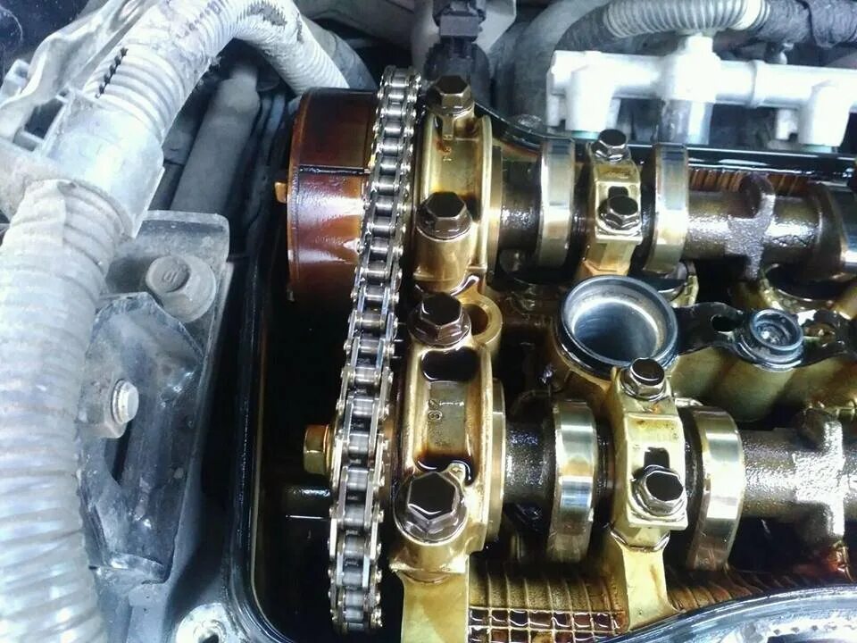Масло для двигателя 2az. Клапан vvti 2az-fe. 2az fe масло. клапанная крышка 2az fe. маслосъемные колпачки 1az fse.