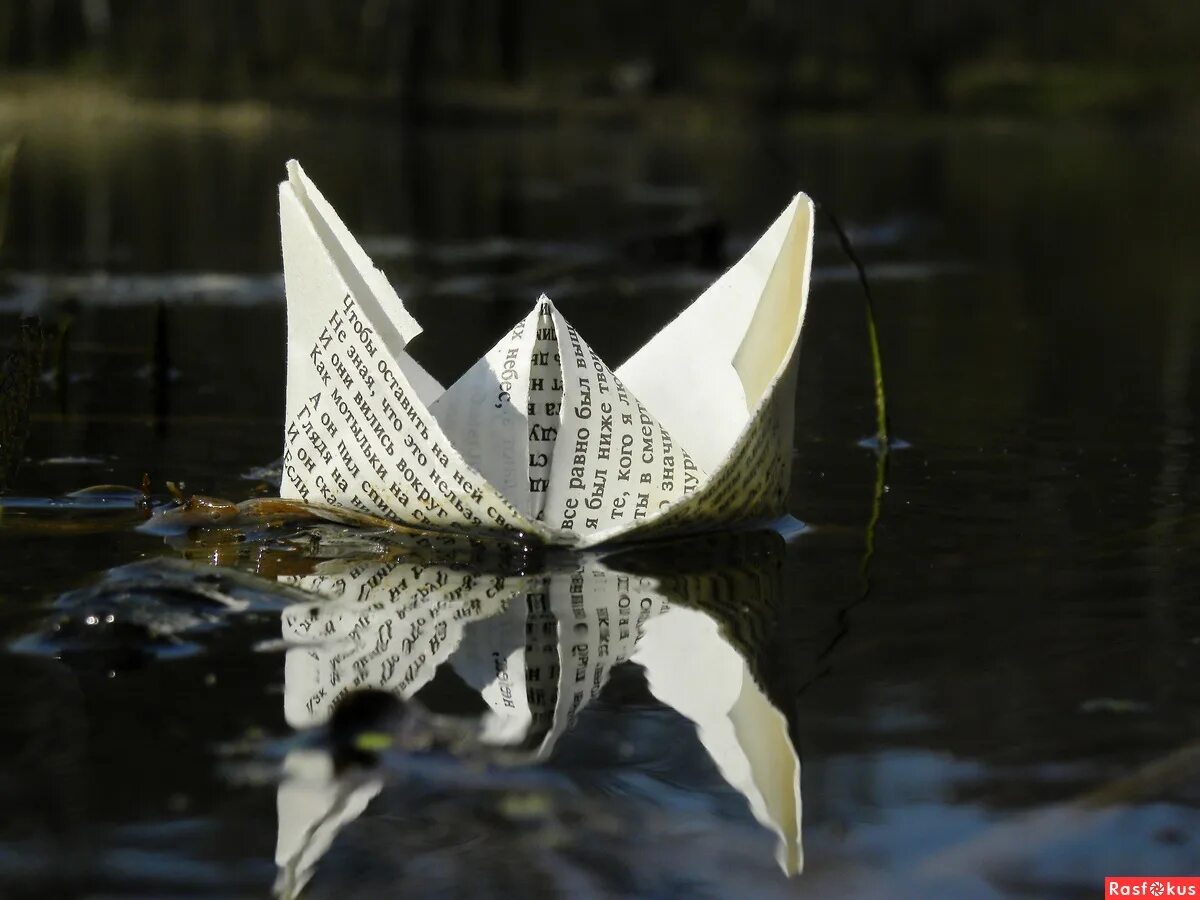 Весенний кораблик из бумаги. Бумажный кораблик. Бумажный кораблик весной. Весенние кораблики.