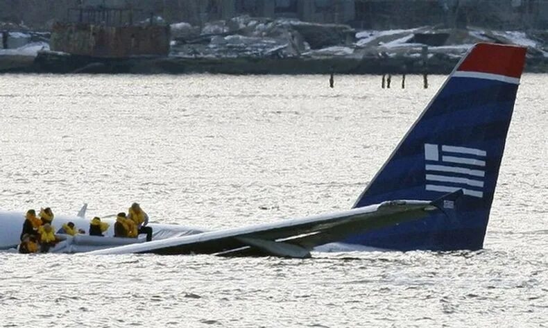 Гудзон в Нью-Йорке самолет крушение. Аварийная посадка a320 на Гудзон. Самолет упал на Гудзон. Борт 1549 15 января 2009.