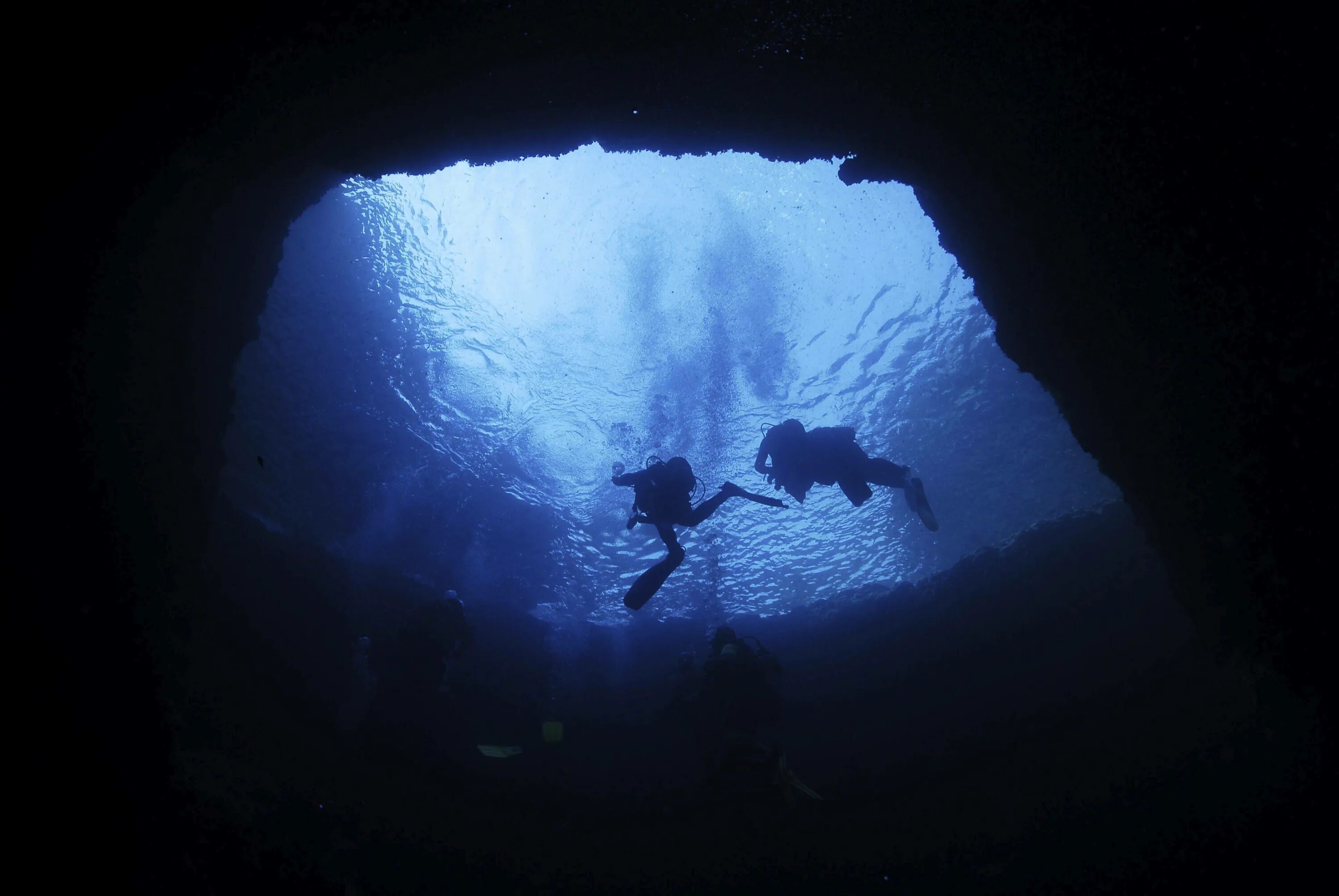 Крупные впадины океанов. Большая голубая дыра в Белизе дайвер. Большая голубая дыра Белиз дайвинг. Большая голубая дыра, Лайтхаус-риф.