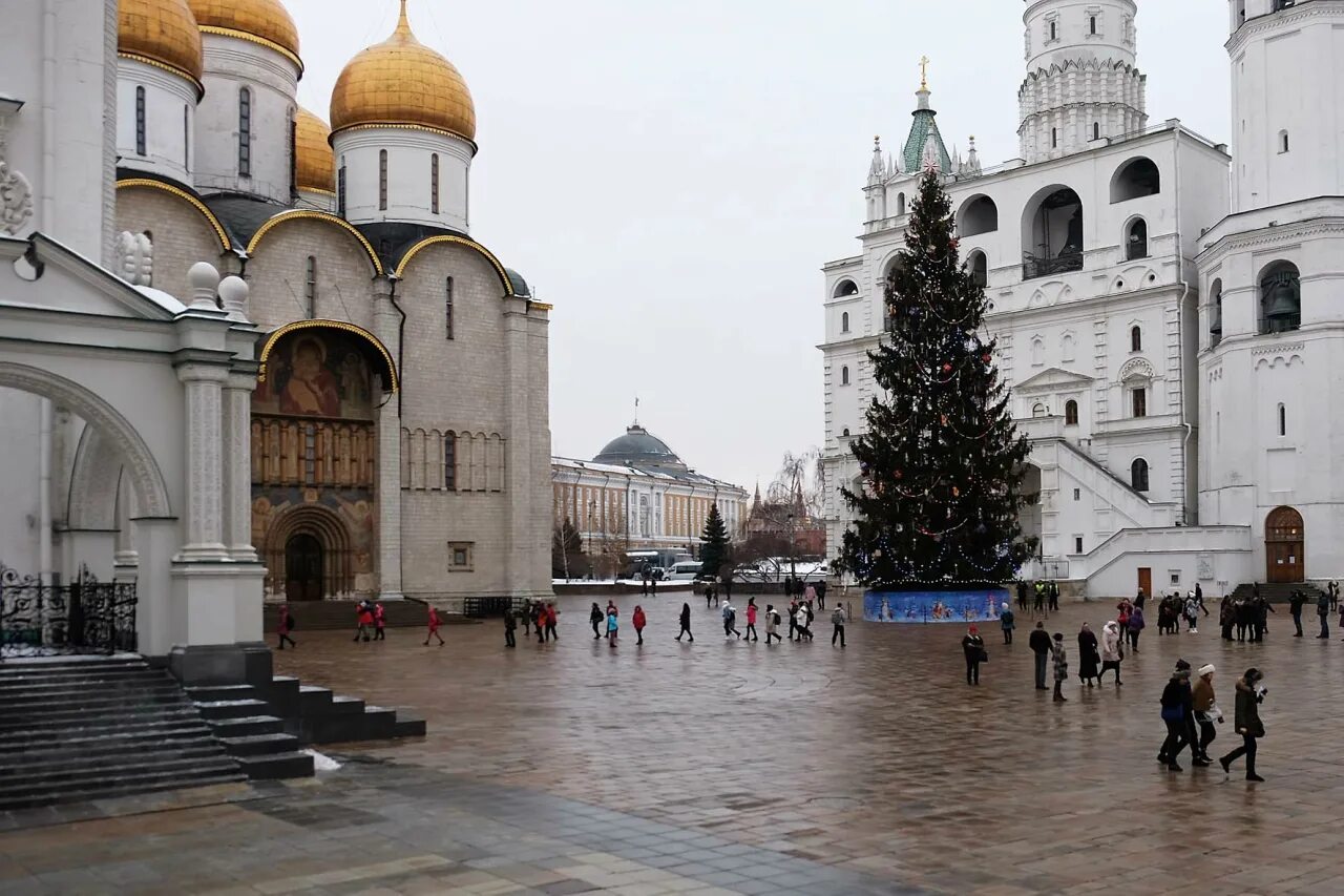 Где соборная площадь. Соборная площадь Московского Кремля. Ансамбль Соборной площади Московского Кремля. Соборная площадь Кремля елка Москва. Собо ́ рная пло ́ щадь кремя.