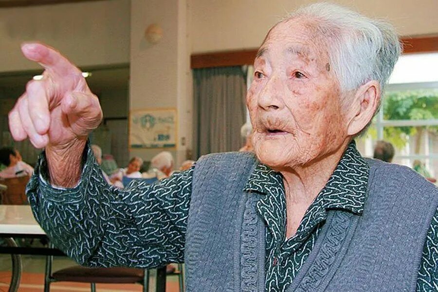 Пожилой человек с самой. Долгожитель Наби Тадзима. Наби Тадзима японская долгожительница.