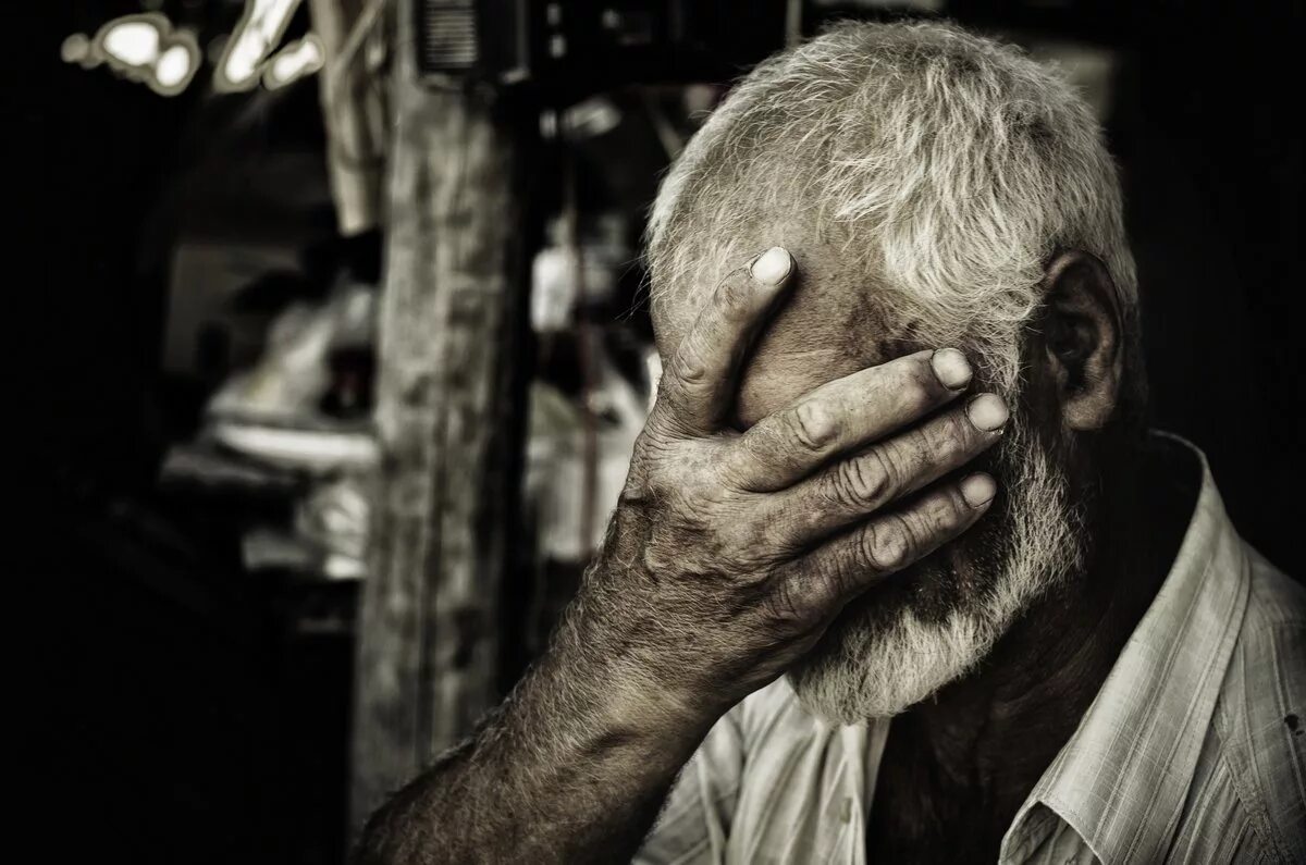 старик представился. старик. фотография деда. старый человек. дряхлый старик.