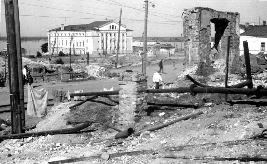 Что было восстановлено после войны. Сталинград после войны 1945. Руины Сталинграда 1943. Сталинград город после войны. Сталинград руины фонтан.