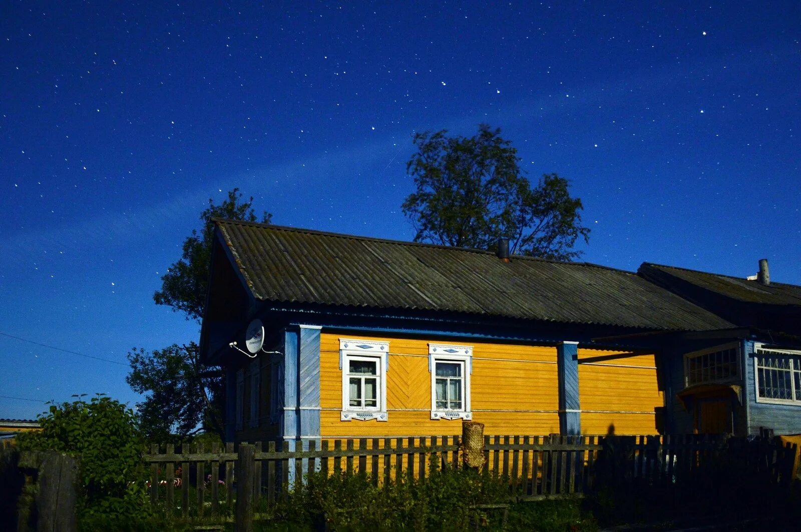 Желто синий домик. Голубой деревенский домик. Синий дом в деревне. Деревенский дом синего цвета. Деревенский дом синий желтый.