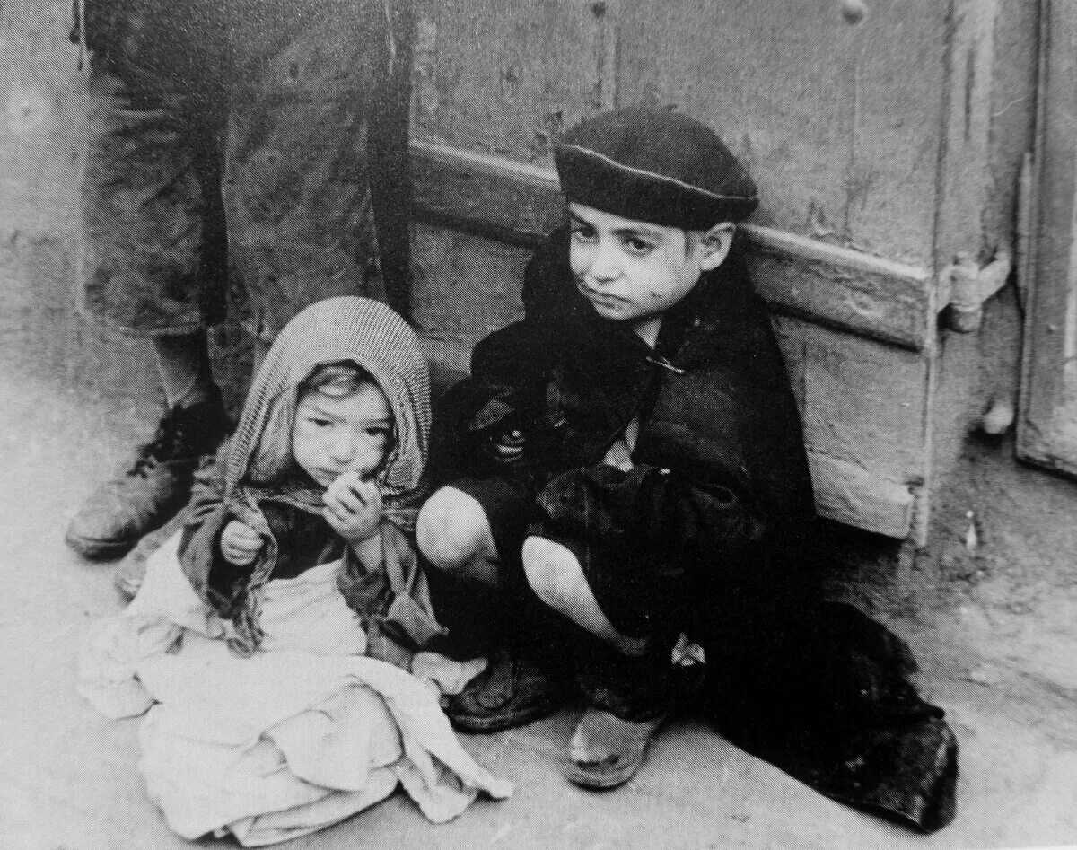 Про спасение евреев. Дети на улице варшавского гетто. 1942 год. дети евреев варшава гетто.