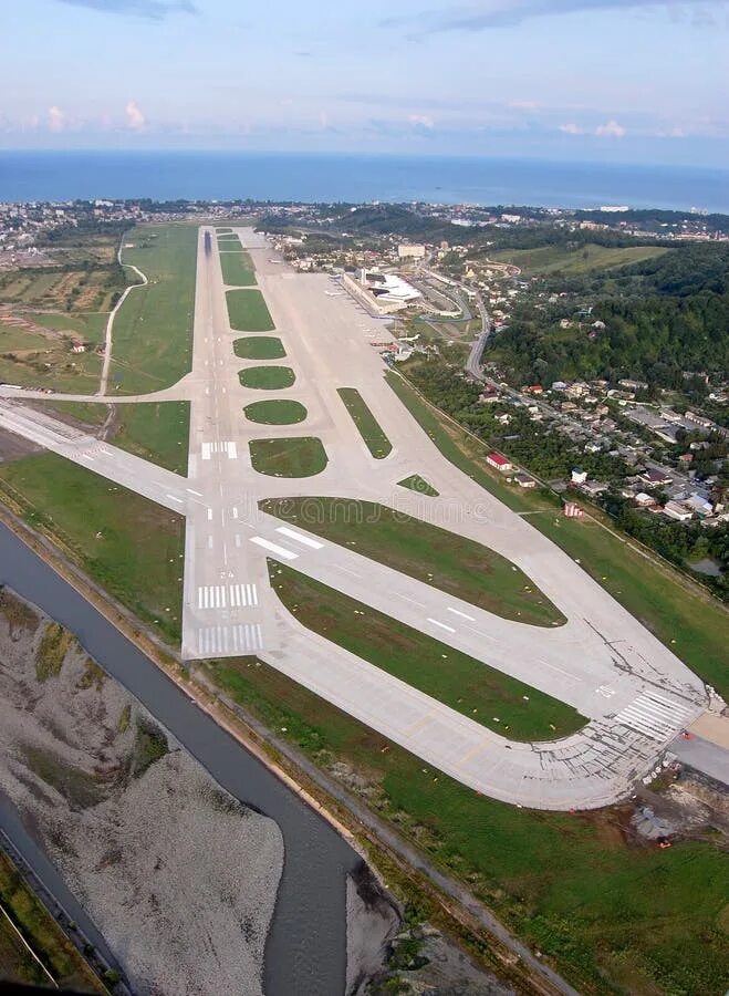 Сколько полос в аэропорту. Аэропорт Сочи взлетно-посадочная полоса. Аэропорт Адлер Сочи Взлетная полоса. Адлер-Сочи Интернешнл аэропорт ВПП. Аэропорт Сочи полосы.