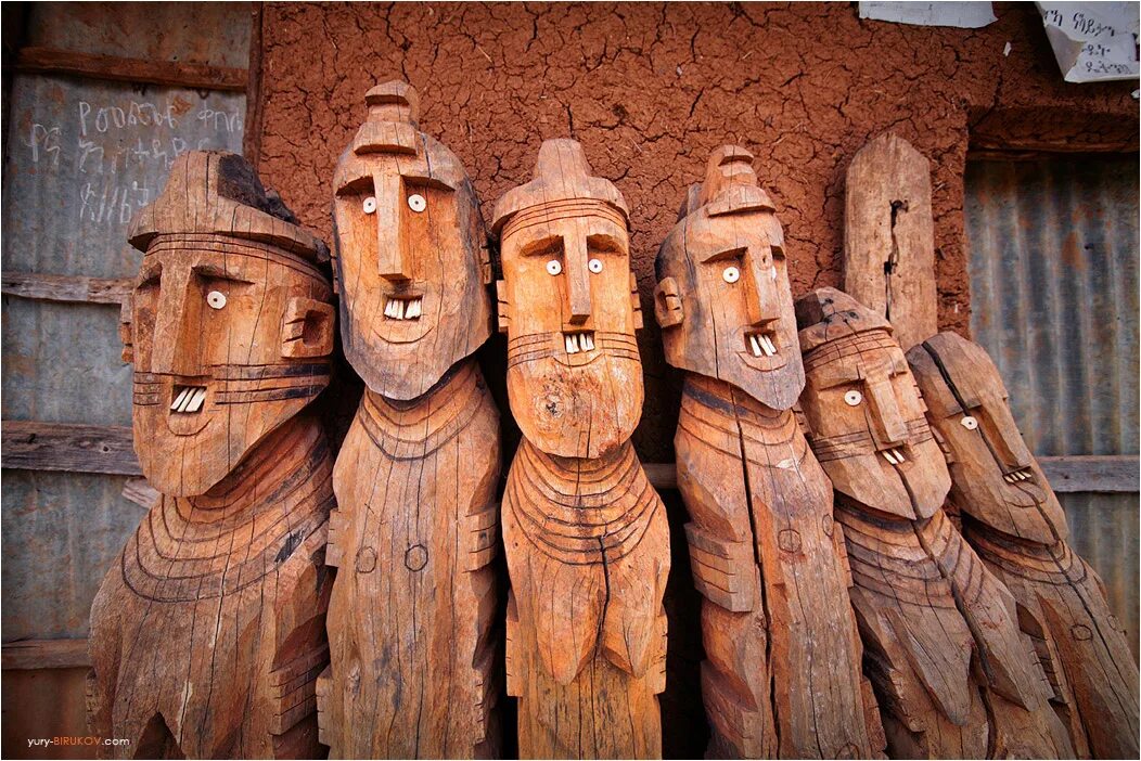 Идолы видео. Деревянный идол. Деревянный истукан. Древние деревянные идолы. Африканские деревянные идолы.