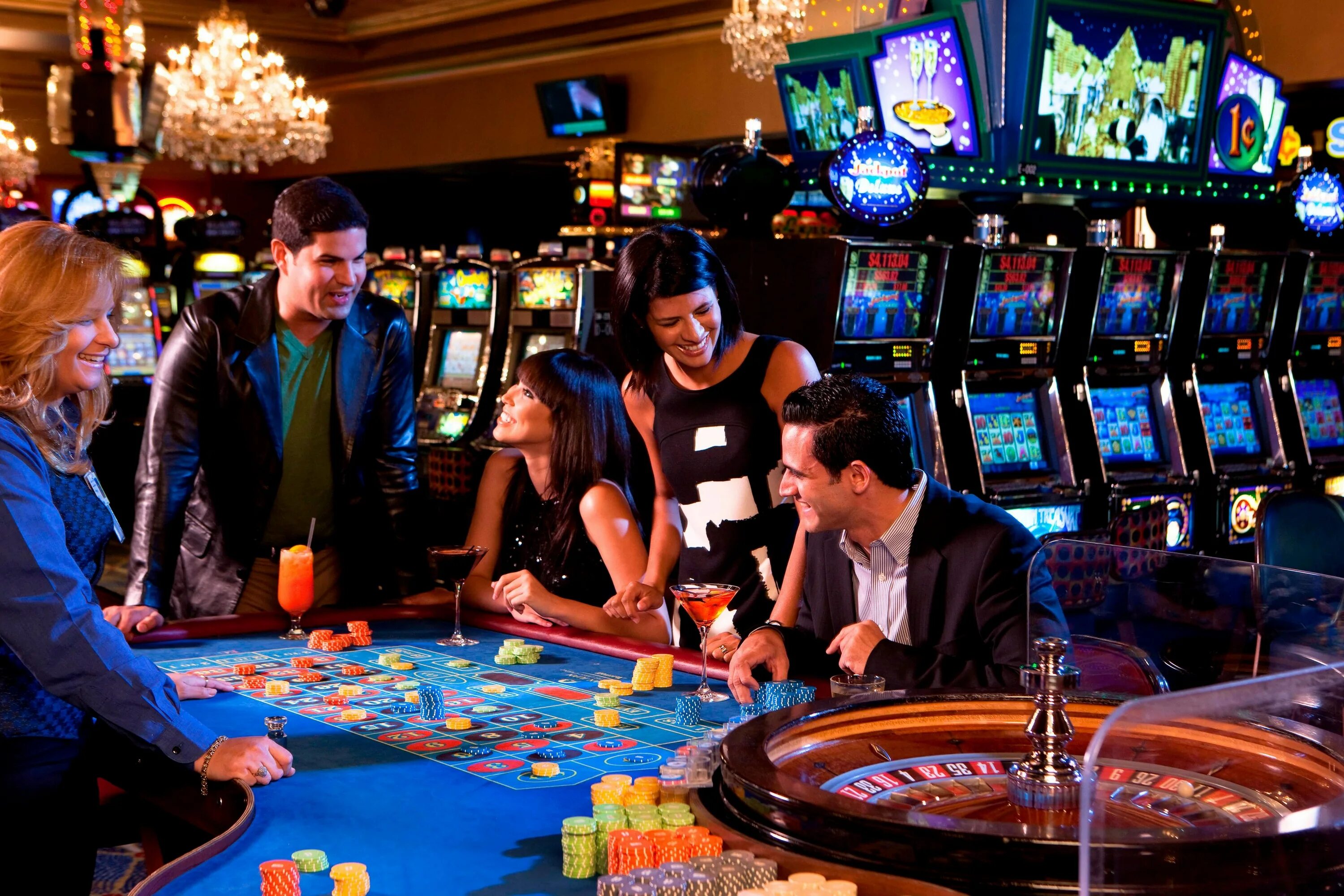 Казино. Виды казино. Фотосессия в казино. Люди играющие в азартные игры.