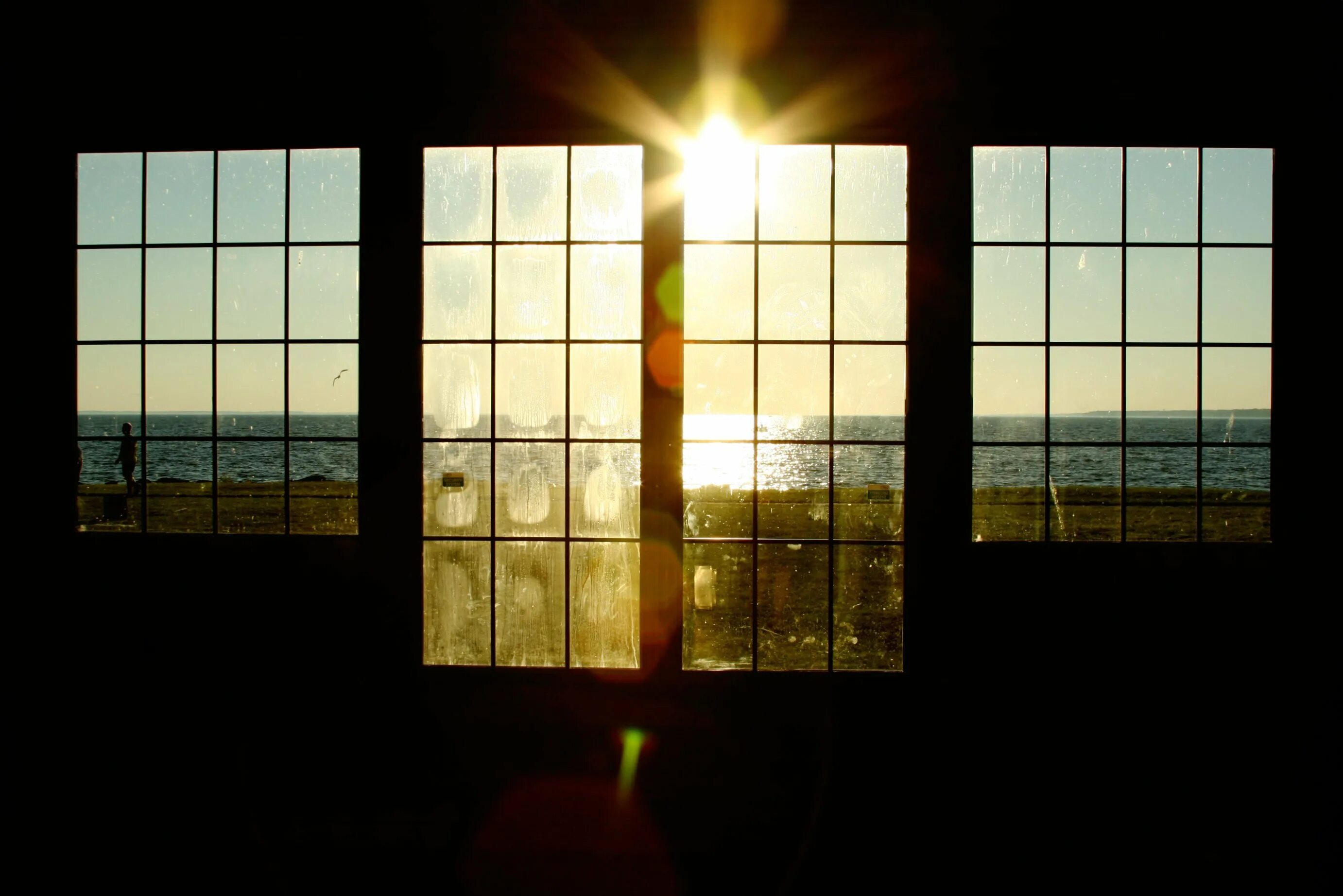 Свет в окне. Свет из окна. Солнечное окно. Свет через окно. Почему солнечный свет прошедший сквозь оконное стекло