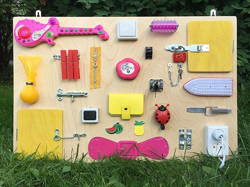 Бизиборд семицветик алатойс. Развивающая доска для малышей. Бизиборды для детского сада. Развивающая доска для детей. Бизиборд возраст ребенка.