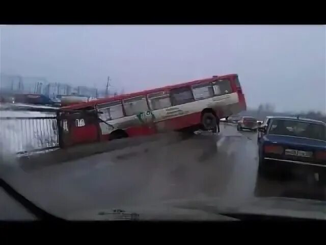 Маршрутки висим. Висимский автобус.. автобус висит на мосте.