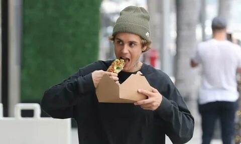 Justin Bieber Eats His Lunch While Walking Around L.A. | Just Jared: Celebr...