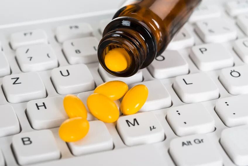 Лекарство через. Интернет аптека. Лекарства в интернете. Таблетка в компьютере. Онлайн продажа лекарств.