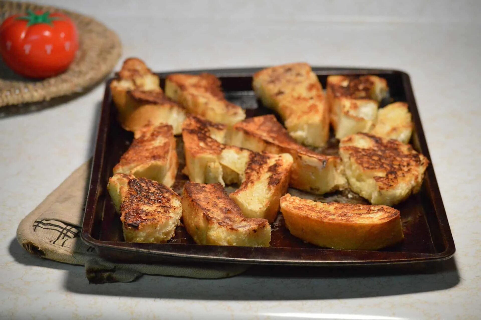 Картошка с хрустящей корочкой в духовке. Жареная картошка в духовке. Жареная курица. Жареный гусь. Картошка с хрустящей корочкой.