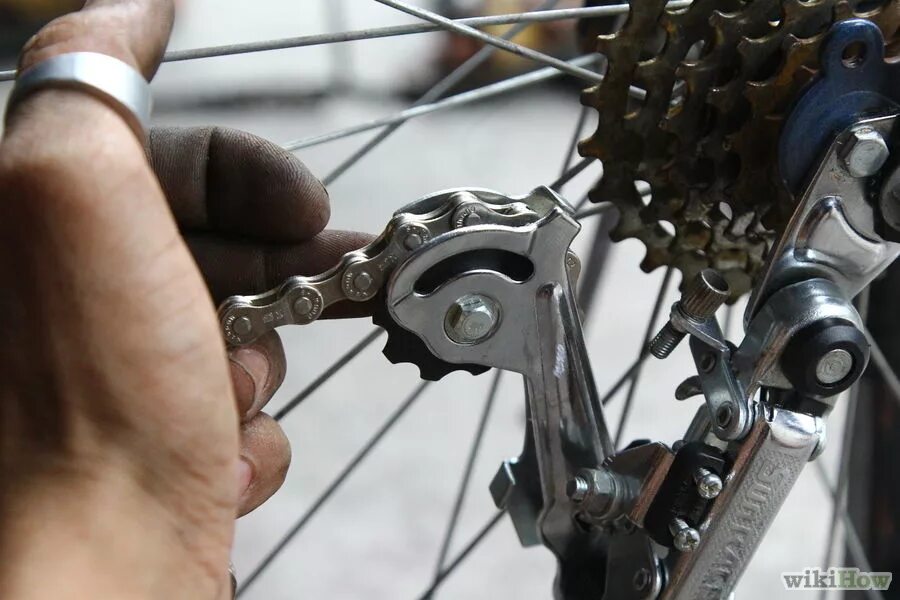 Как одеть цепь на скоростной велосипед. Цепь на велосипед 21 скорость Shimano. Задний переключатель велоцепи. Велосипедная цепь на стелс 21 скорость. Цепь на задней звездочке скоростного велосипеда.