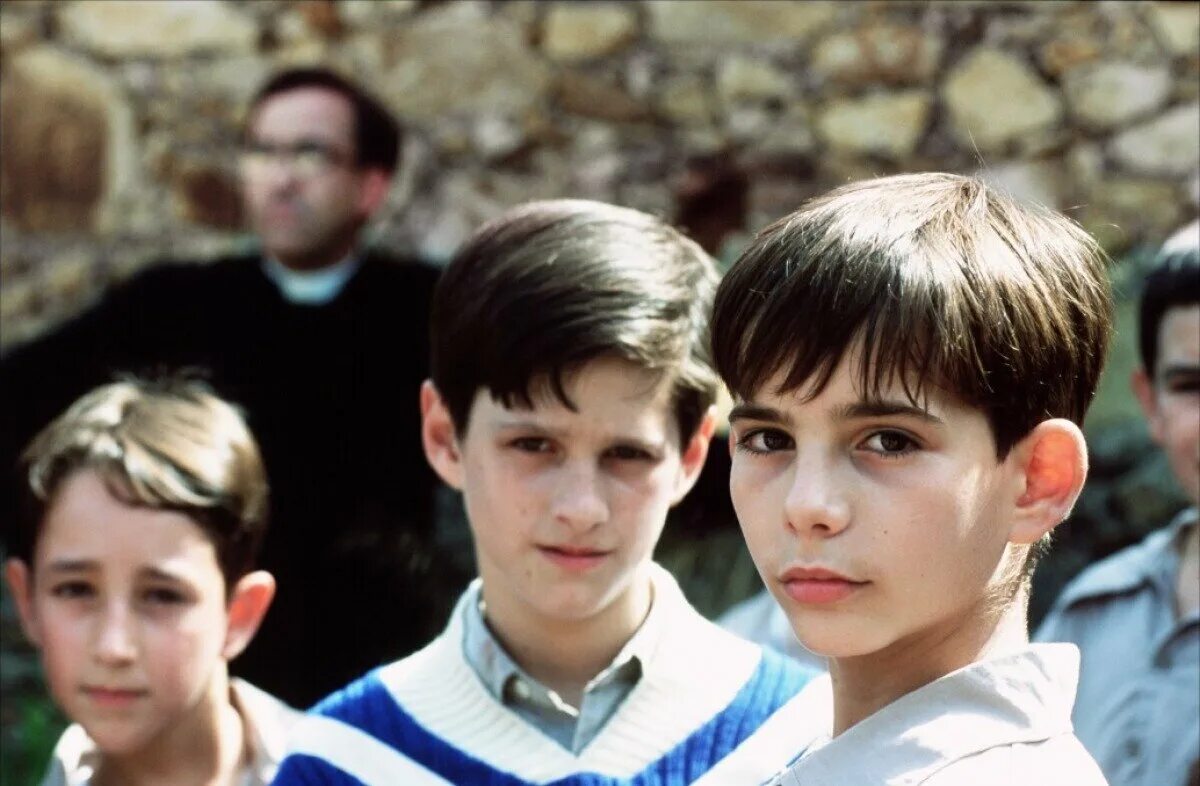 Bad education 2004. Воспитание мальчиков. Педро альмодовар дурное воспитание. Воспитание аризоны (raising arizona) 1987. Ребенок в семье.
