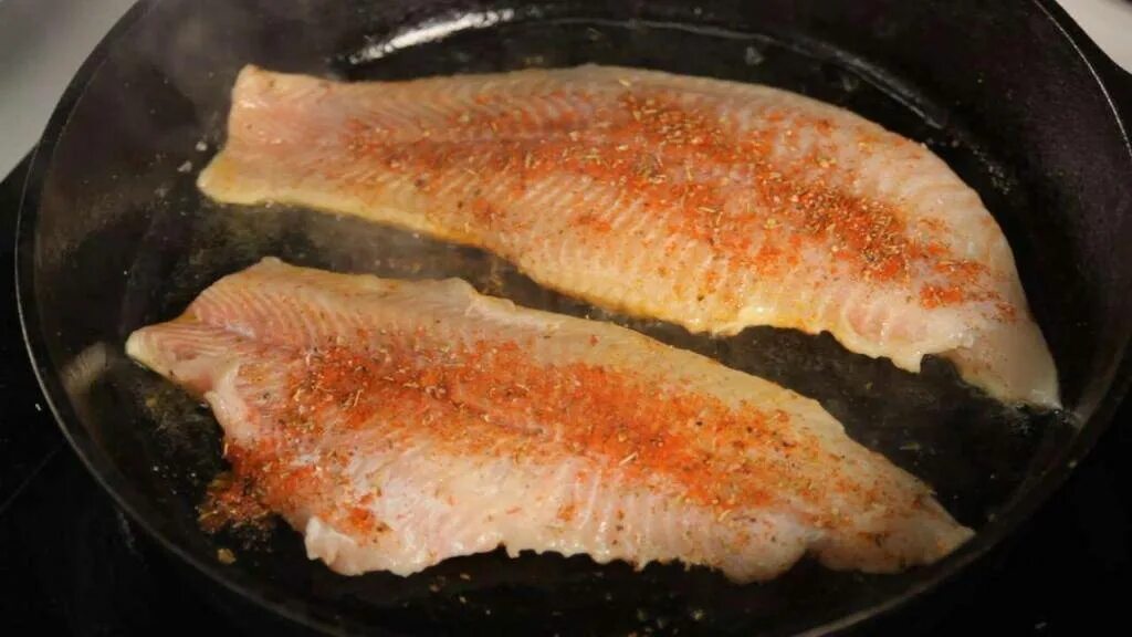 Сколько надо жарить рыбу. Язь филе. Корочка рыба. Рыба с корочкой в духовке. Рыба в духовке на сковороде.