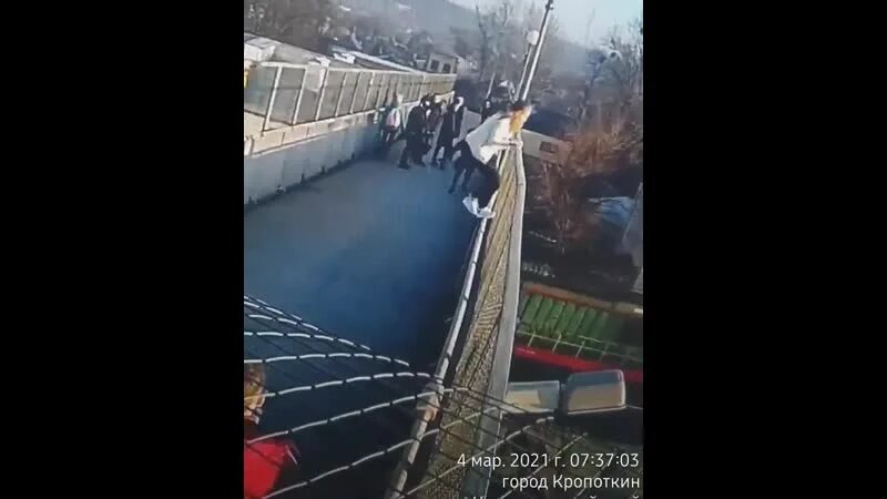 Подростки спасли девушку от мужа с ножом