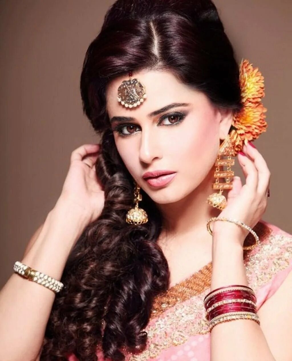 Индийские прически женские. Прически в восточном стиле. Карн пхул. Традиционные индийские прически. Волосы индианок.
