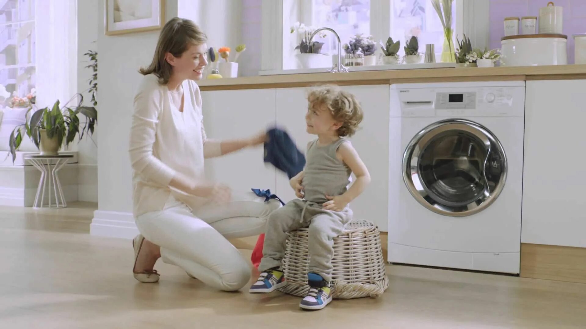Мама стиральная машина. Реклама стиральной машины. Стиральная машина для детей. Стиральная машина в интерьере. Мама и дочка стиральная машинка.