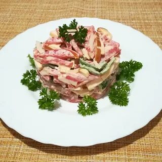 Салат с колбасой и чесноком