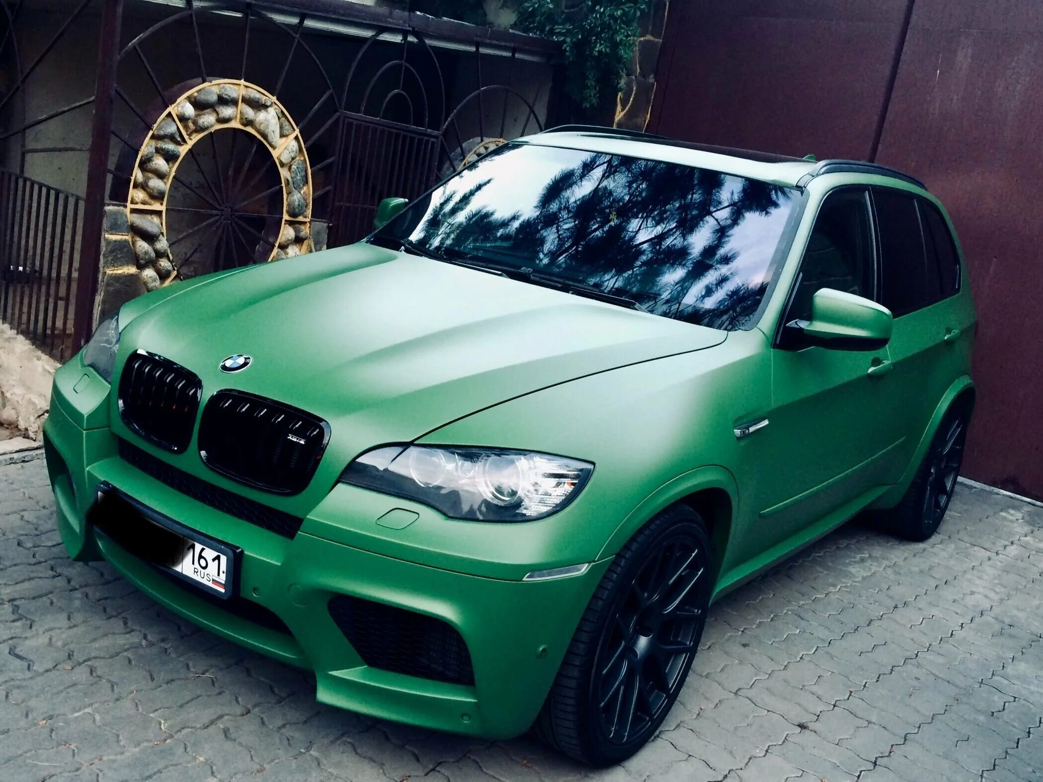 Bmw x5 цвета. BMW x5m Green. Зеленая БМВ x5. BMW x5 e70 Green. BMW x5m хаки.