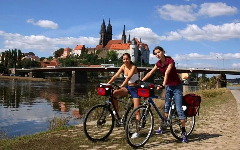 Велотуризм в Германии. Велосипед для туризма. Велосипедисты в Германии. Поездка на велосипеде.