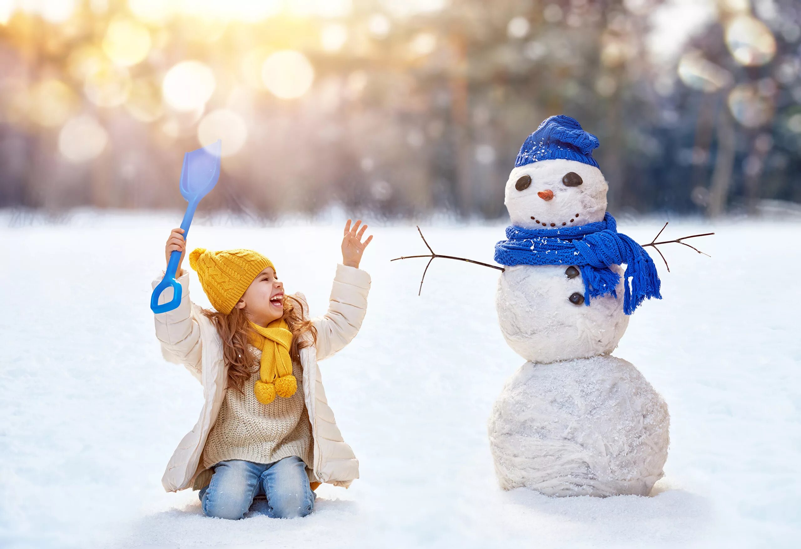 Лепить снеговика зимой. Дети зимой. Снеговик девочка. Зима радость. Лепить снеговика.