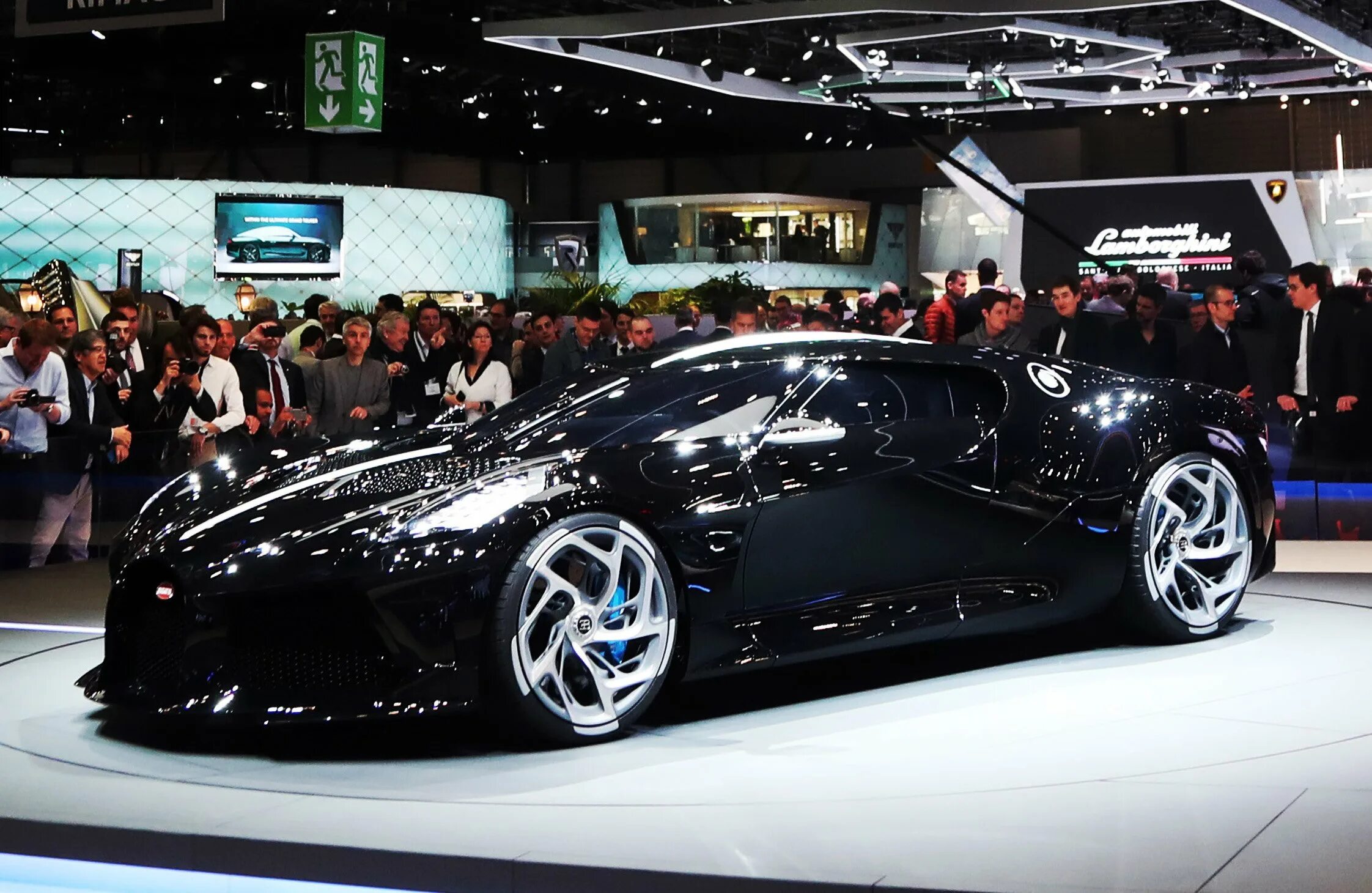Какой из них самый дорогой. Bugatti la voiture noire диск. Koenigsegg ccxr. Ламборджини авентадор золотая дубай. Бугатти 2020 нойре.