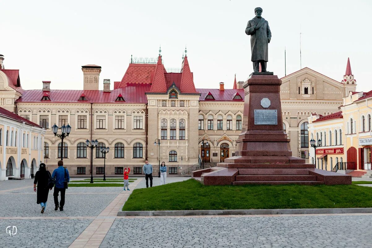 Площадь рыбинского. Город Рыбинск красная площадь. Рыбинск площадь. Рыбинск площадь центр. Рыбинск крестовая красная площадь.