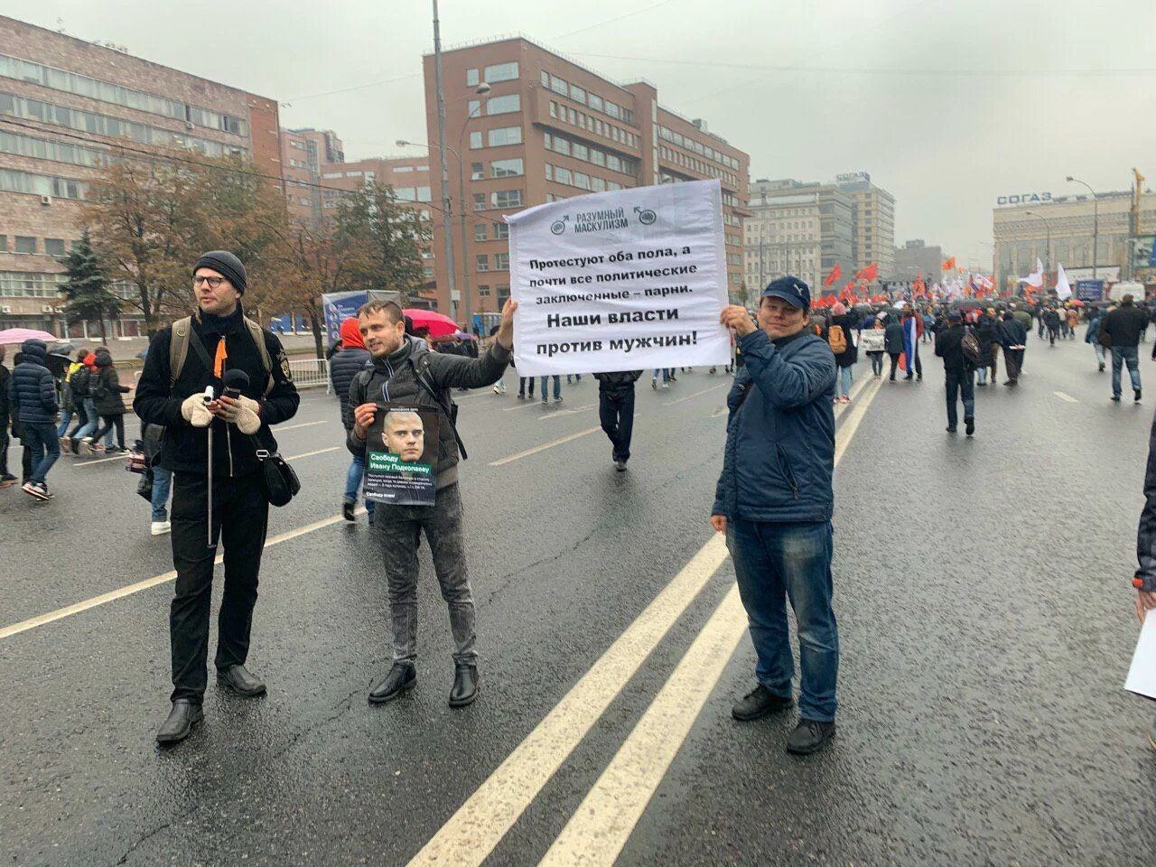 Митинг синоним. Мужское государство митинг. Дебилы на митинге. Митинг против власти. Против власти.