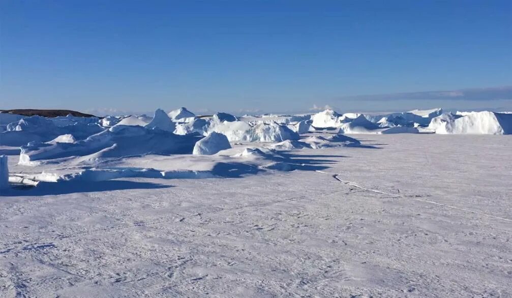 Свободный ото льда участок антарктиды. Дервилл Антарктида. Аэродром Новолазаревская Антарктида. Ледник Шеклтона Антарктида. Антарктида загадочный материк.
