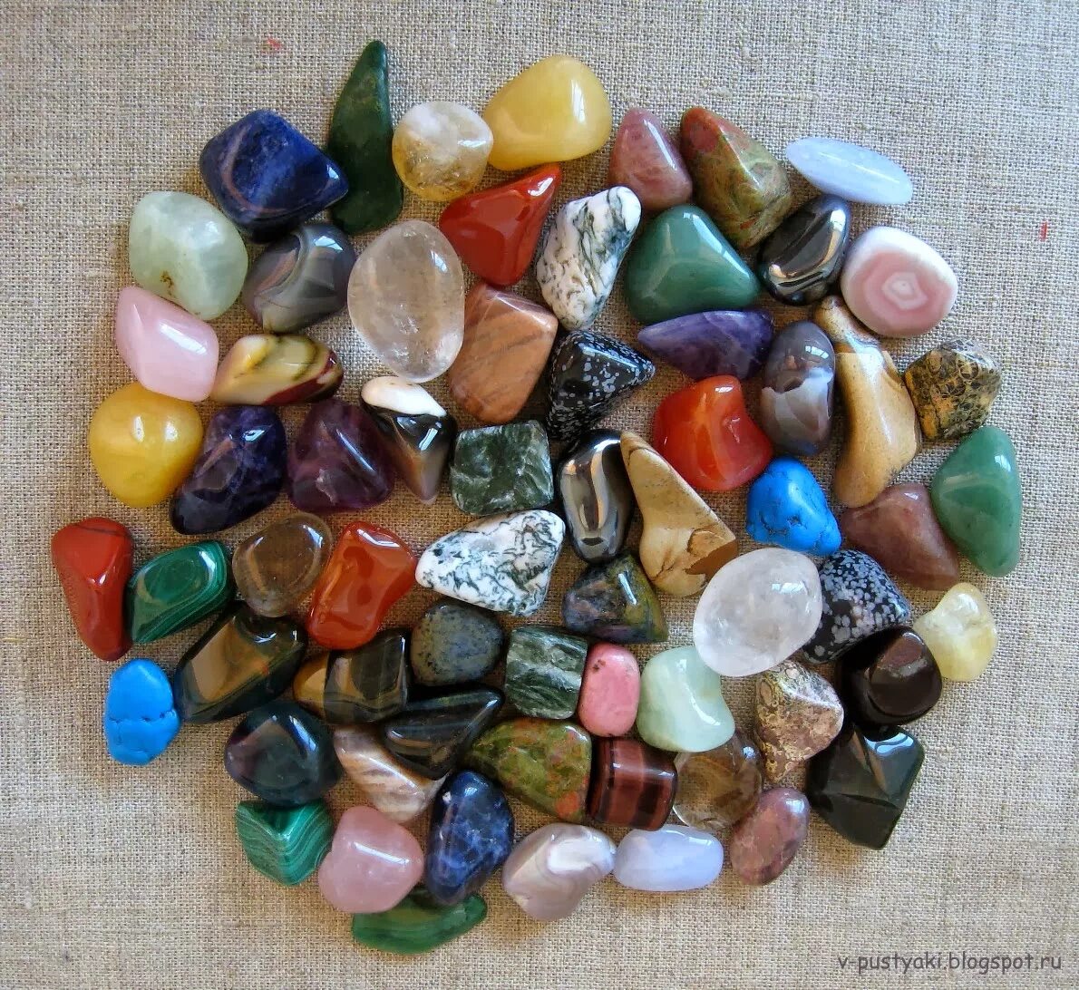 Разнообразие камней. Камни талисманы. Камни обереги. Амулеты с натуральными камнями. Обереги камни Самоцветы.