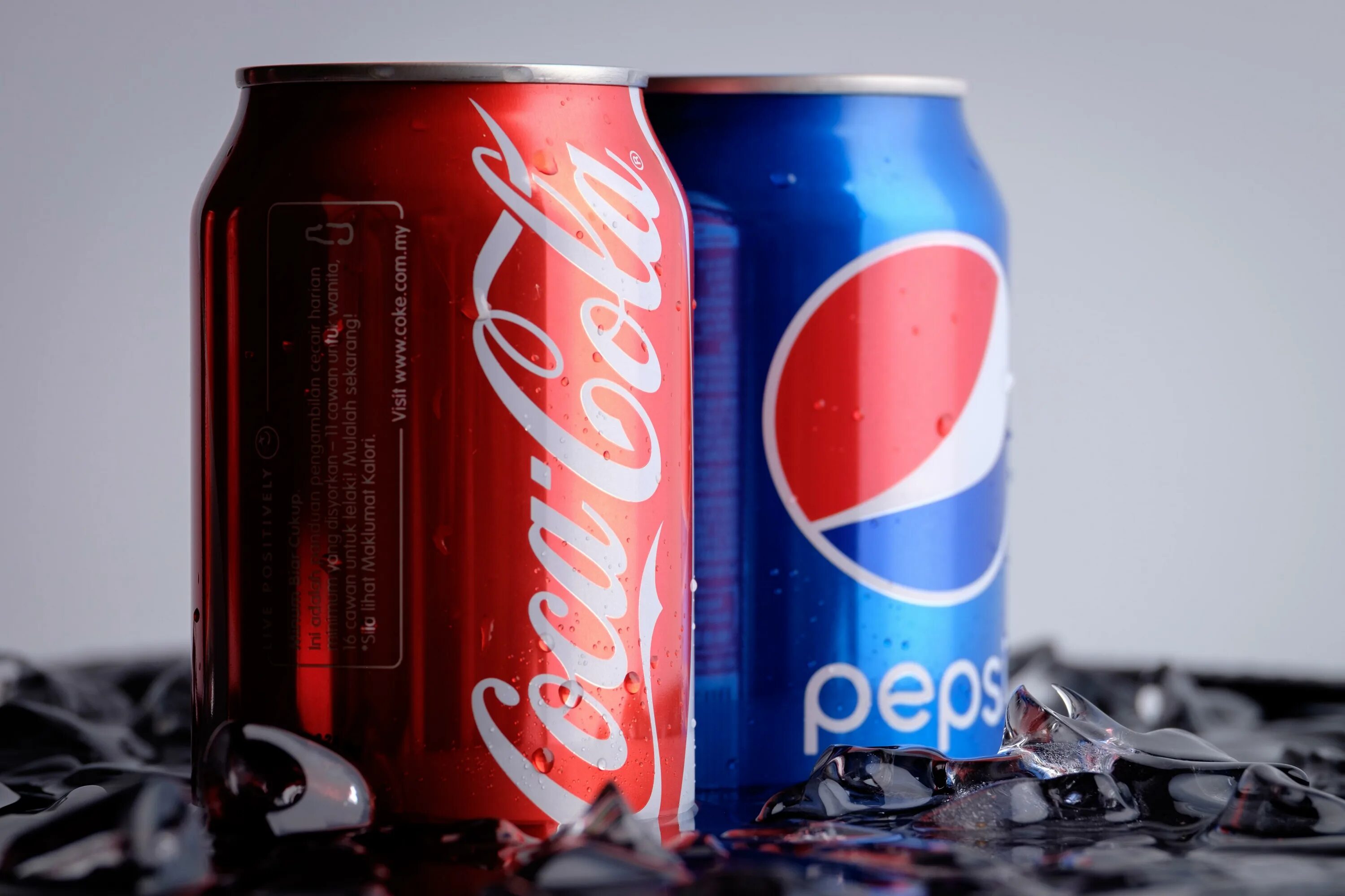 Pepsi coca cola. Кока кола и пепси кола. coca cola pepsi cola. кока кола 80е. пепси кола против кока колы.