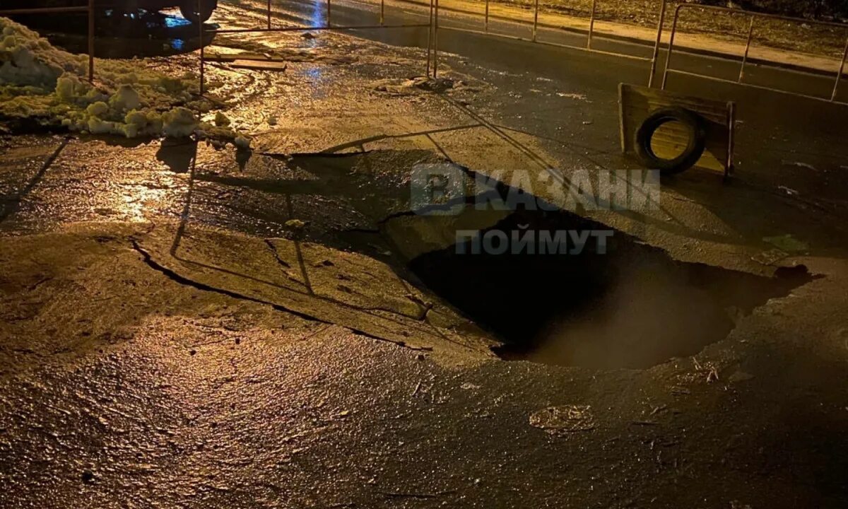 Где провалился асфальт. В Казани провалился асфальт. Провалился асфальт в СПБ Кузнецова. Провалился асфальт Содружества 2022. В Уфе провалился асфальт.