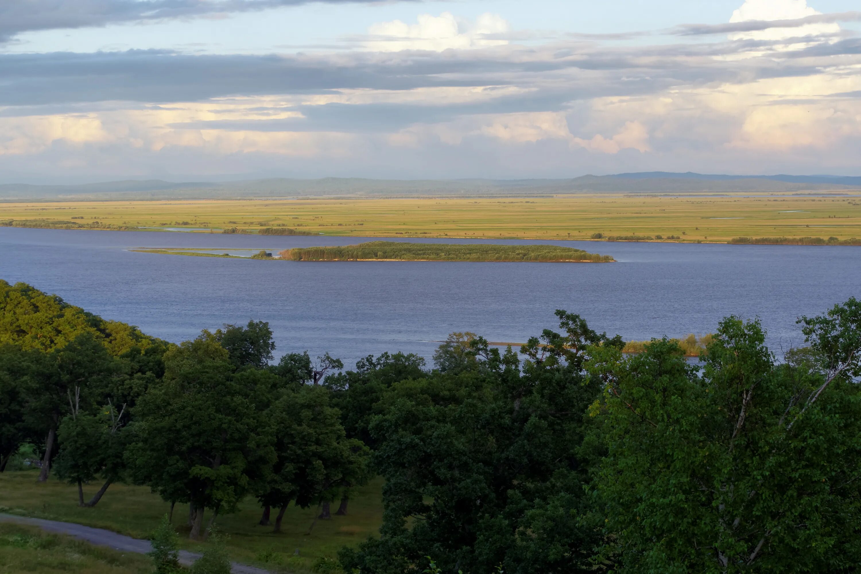 Хабаровск вид с амура. Долина реки амур. Набережная реки амур хабаровск. Хабаровск река амур берег. Вид набережная реки амур хабаровск.