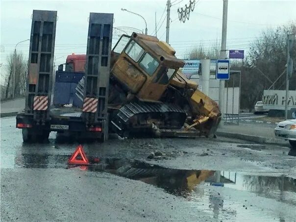Упал буль буль упал бульдозер в озеро. Т-170 на трале. Бульдозер упал. Перевернулся бульдозер т330. Колмар упал бульдозер.