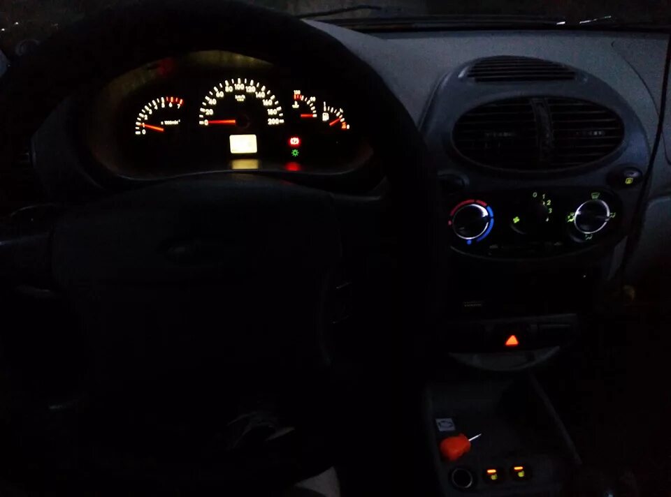 Замена ламп подсветки в блоке отопителя - Lada Калина универсал, 1,4 л, 2008 год
