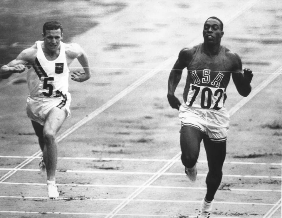 He runs well. Боб Хэйес. Летние Олимпийские игры 1964. Бег на 100 метров.