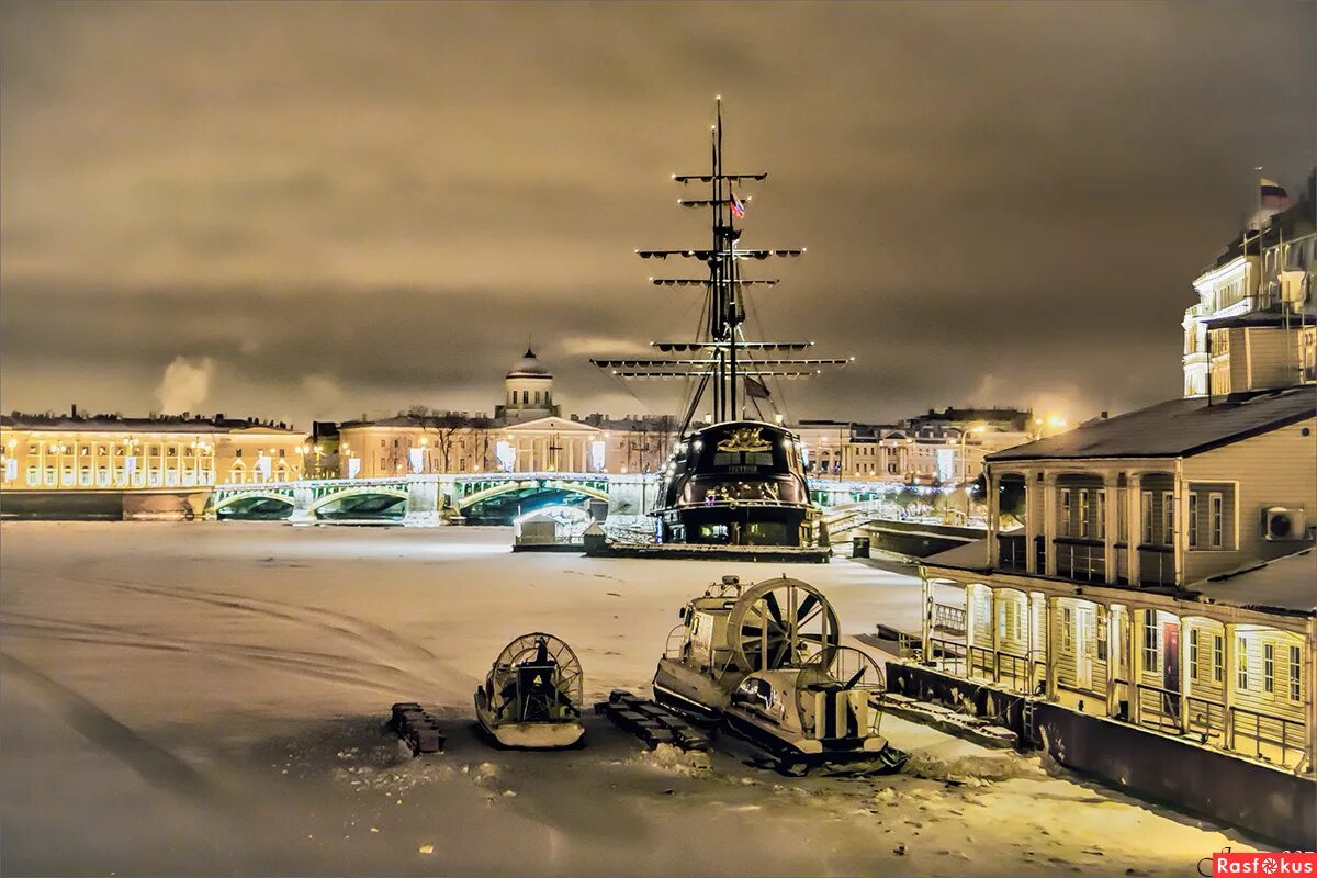 Спб в декабре. СПБ декабрь 2018. Биржевой мост в Санкт-Петербурге ночью. Биржевая площадь ночью в Санкт-Петербурге. Биржевая площадь/ биржевой мост.