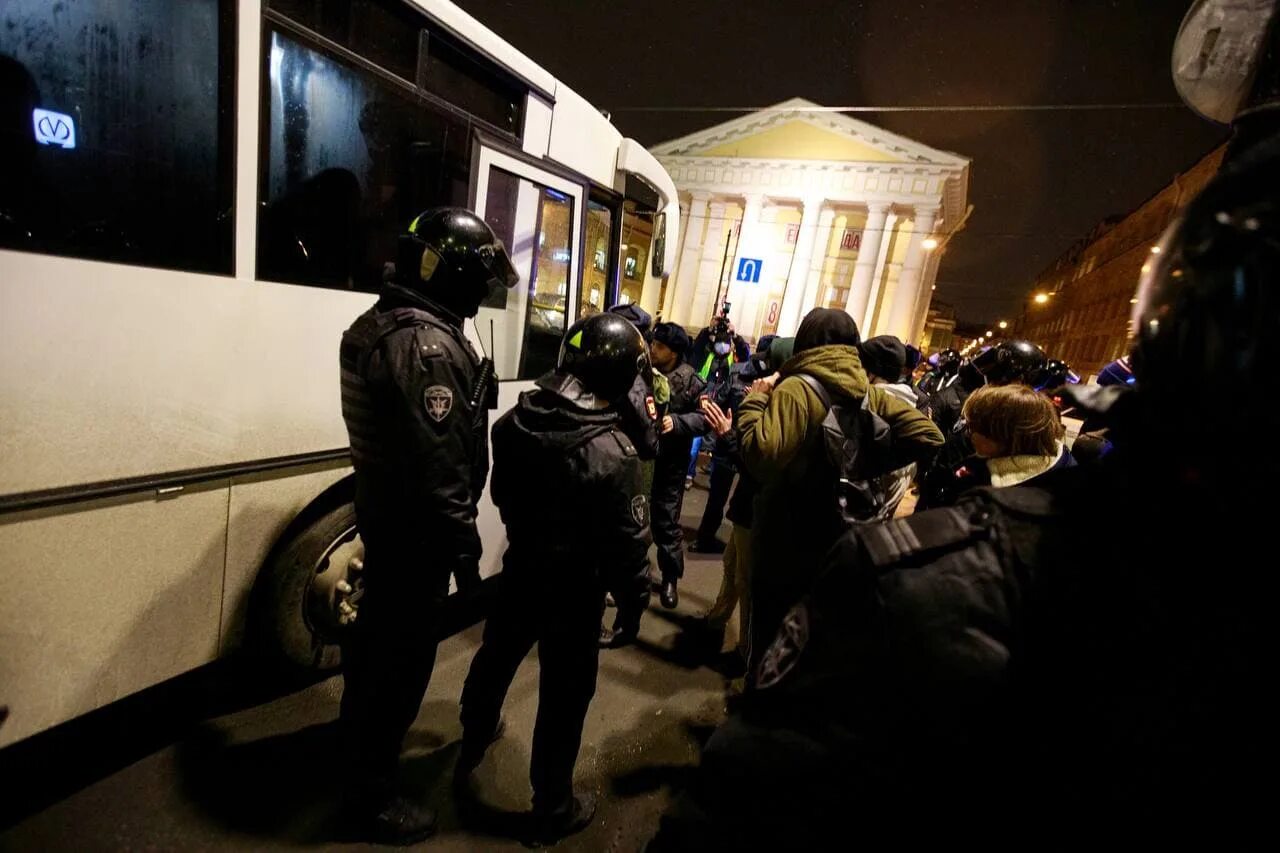 Думская сегодня. Ул Думская Санкт-Петербург. Думская улица СПБ. ОМОН на Думской улица Санкт-Петербург.