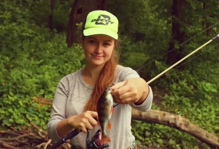 Рыбалка новинки ютуба. Девушки на рыбалке. Красивые девушки на рыбалке. Девушка Рыбак. Девушка ловит рыбу.
