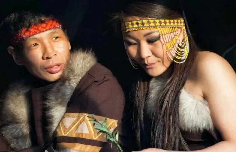 Кухлянка эскимосы. Коряки национальный костюм. Жена чукчи видео. Коряки ительмены эскимосы. Чукча в чуме.