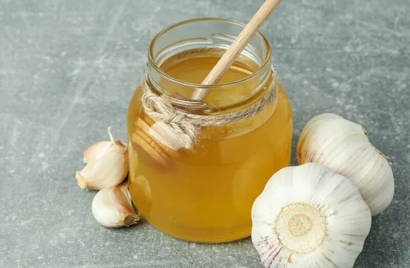 Мед с чесноком польза. Мед, чеснок уксус. Мед чеснок и яблочный уксус. Чеснок с медом. Мед с чесноком от экземы.