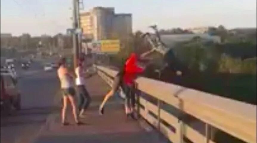 Подростки скинули. Скинули девушку с моста. Девушка сбрасывается с моста.