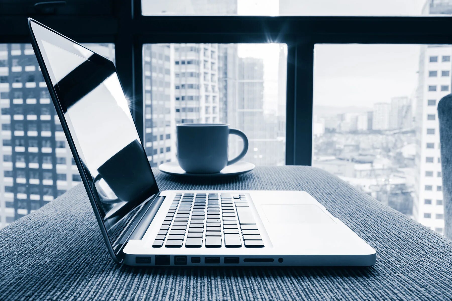 Монитор в интерьере. Стол для ноутбука. Окно компьютер на телефоне. Уютное рабочее место. Ноутбук в интерьере.